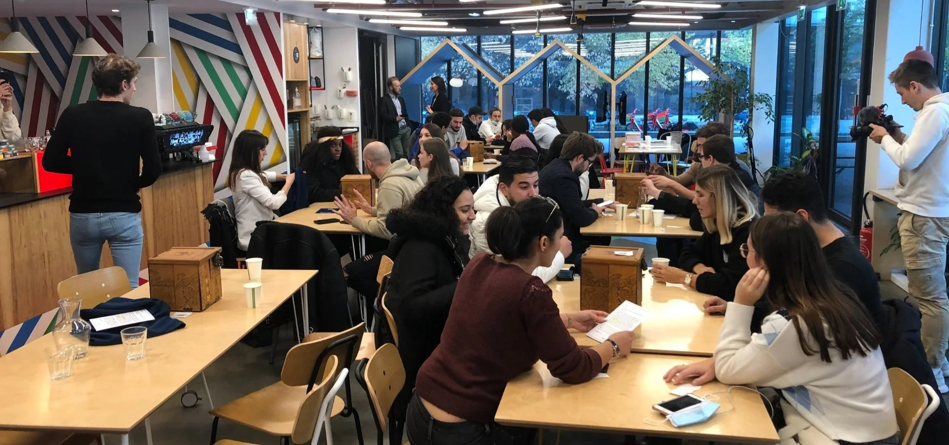 Equipas a jogar caixas de puzzle em evento corporativo