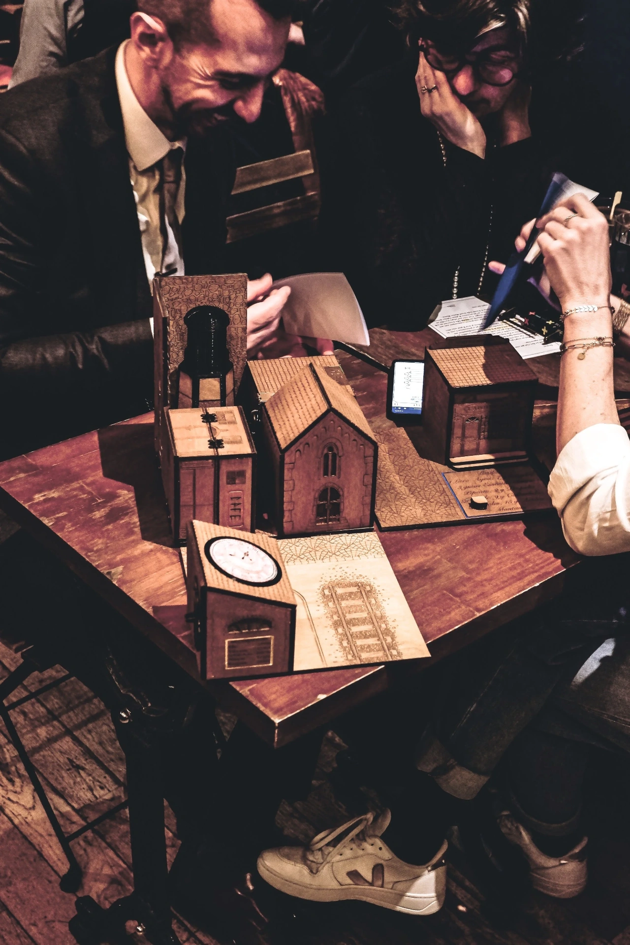 Caixas de puzzle abertas sobre mesa em ambiente noturno